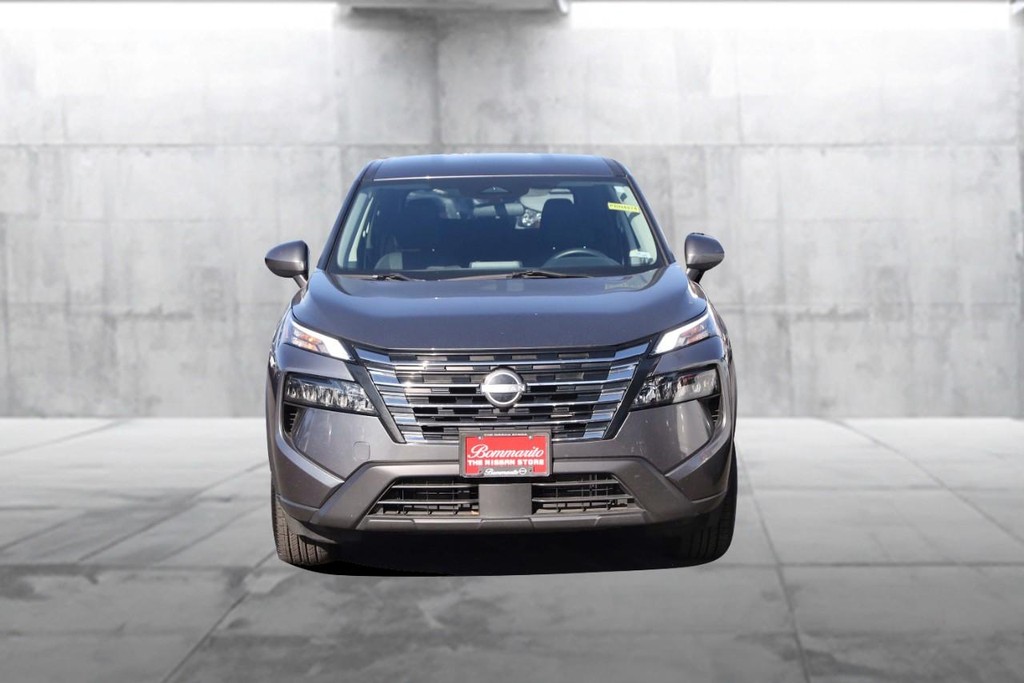 Nissan Rogue Vehicle Full-screen Gallery Image 4