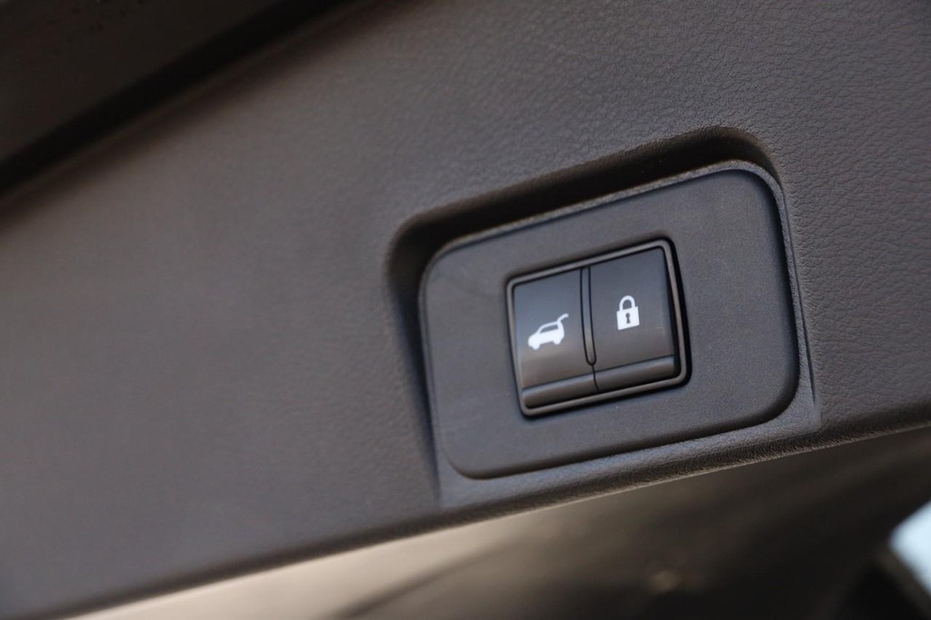 Nissan Rogue Vehicle Full-screen Gallery Image 8