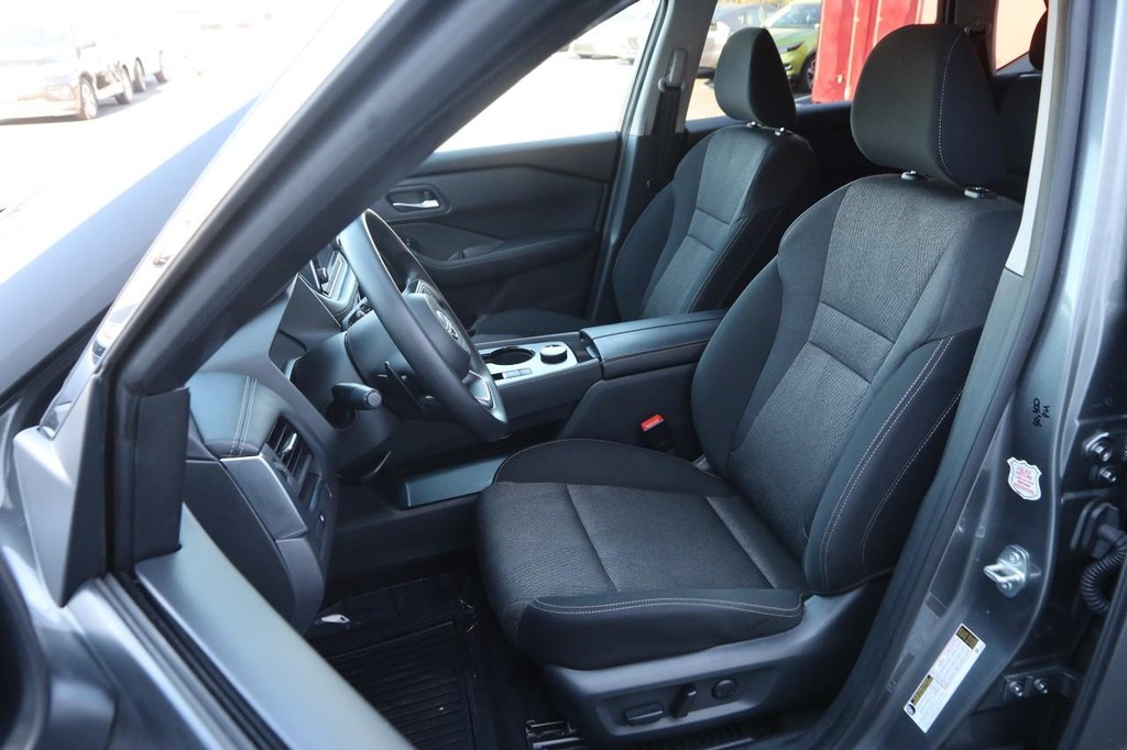 Nissan Rogue Vehicle Full-screen Gallery Image 9