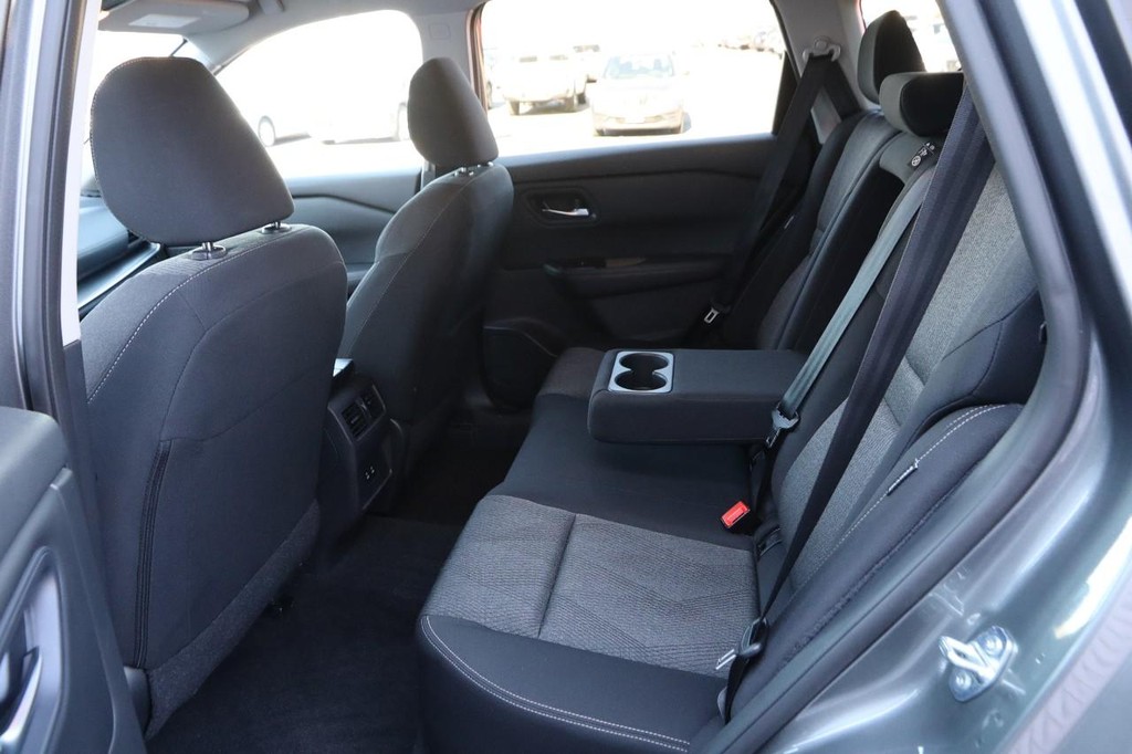 Nissan Rogue Vehicle Full-screen Gallery Image 10