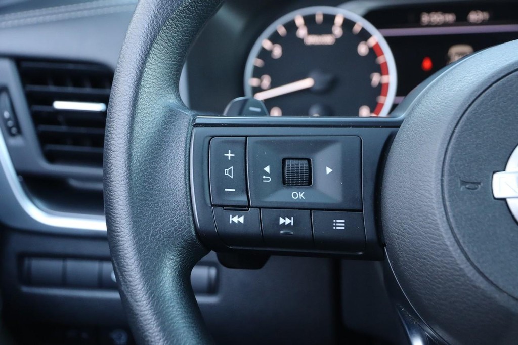 Nissan Rogue Vehicle Full-screen Gallery Image 12