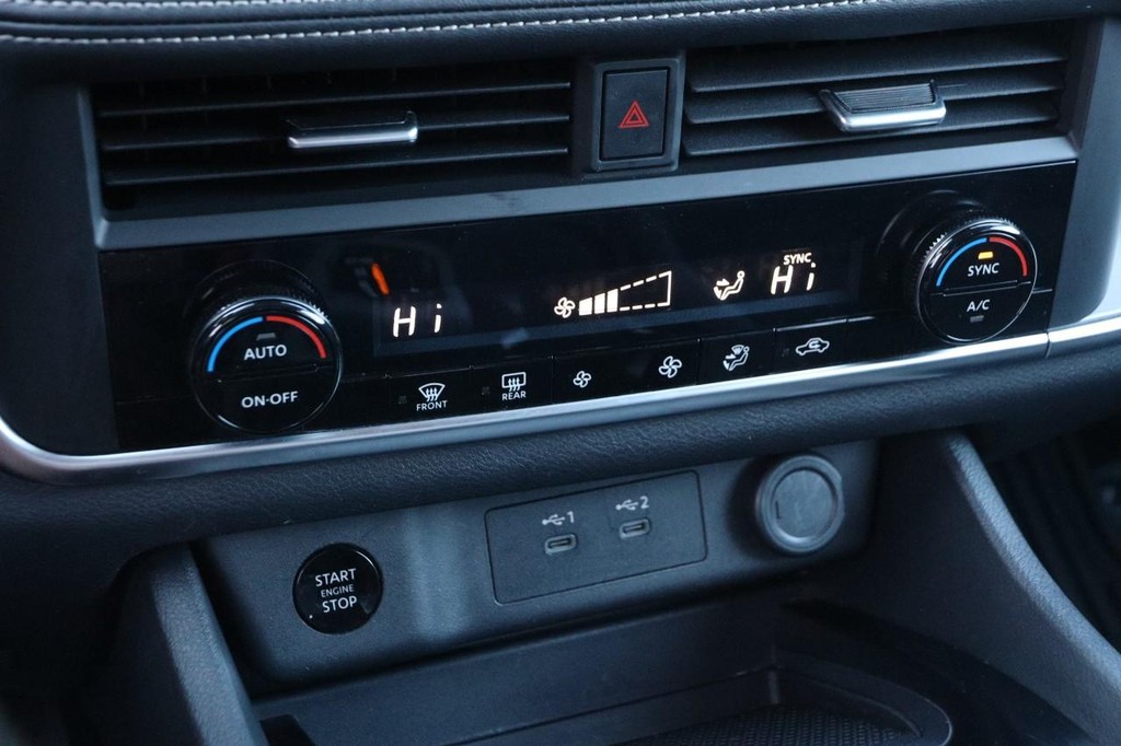 Nissan Rogue Vehicle Full-screen Gallery Image 19