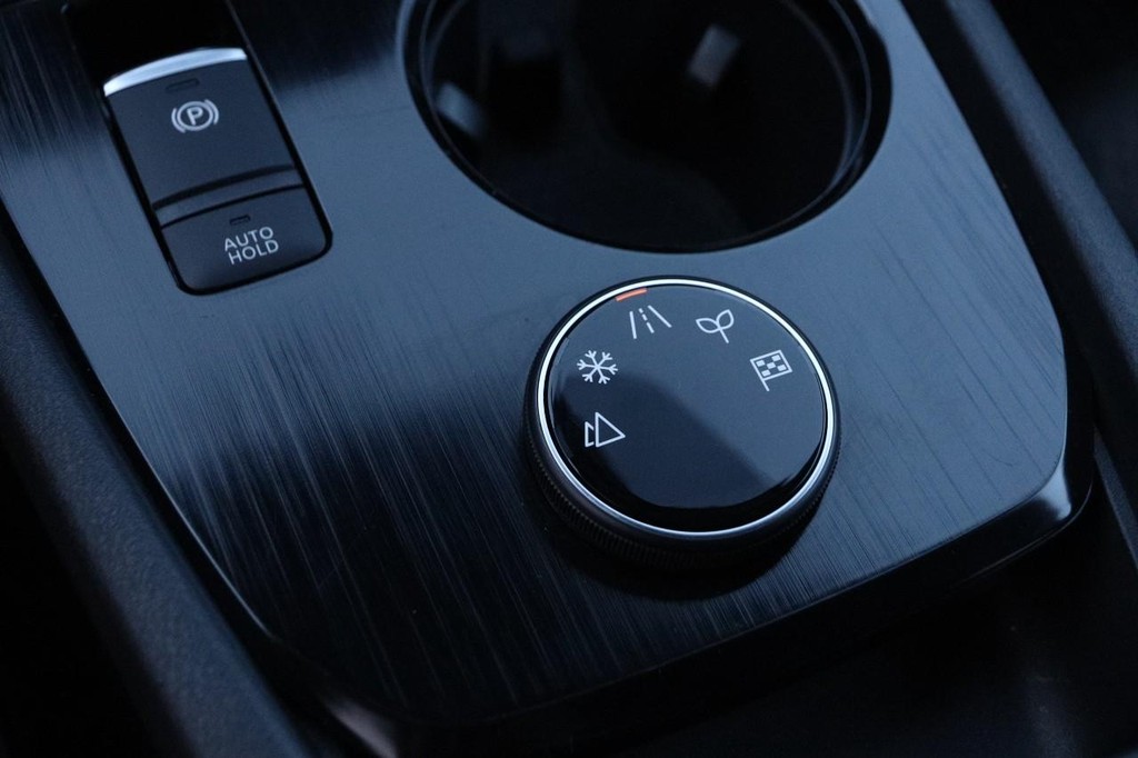 Nissan Rogue Vehicle Full-screen Gallery Image 20