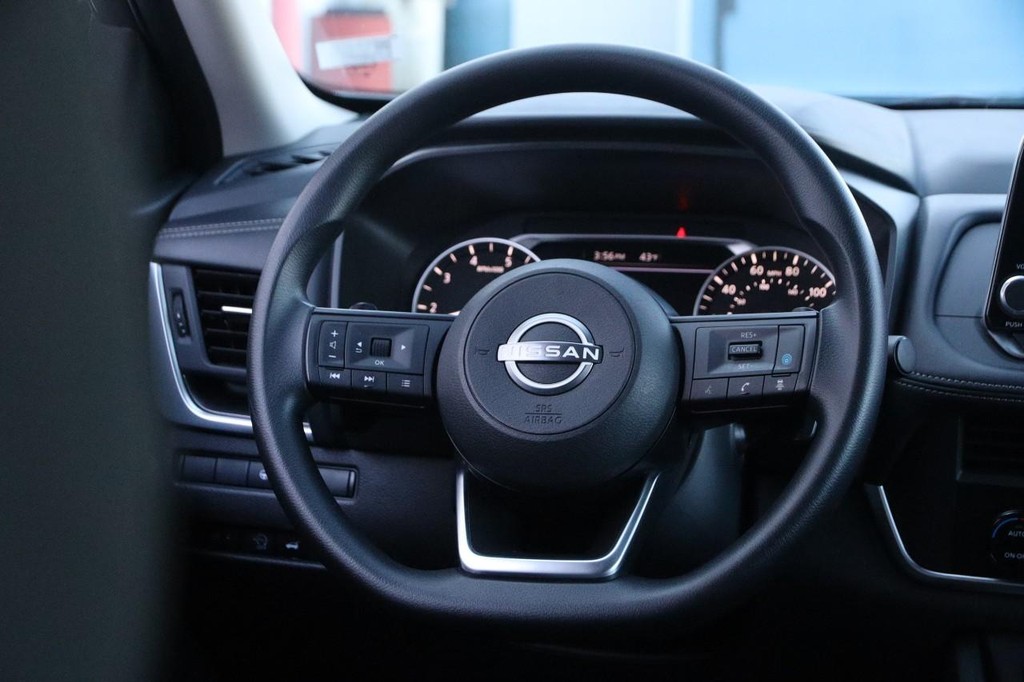 Nissan Rogue Vehicle Full-screen Gallery Image 24