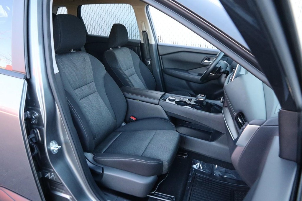 Nissan Rogue Vehicle Full-screen Gallery Image 27