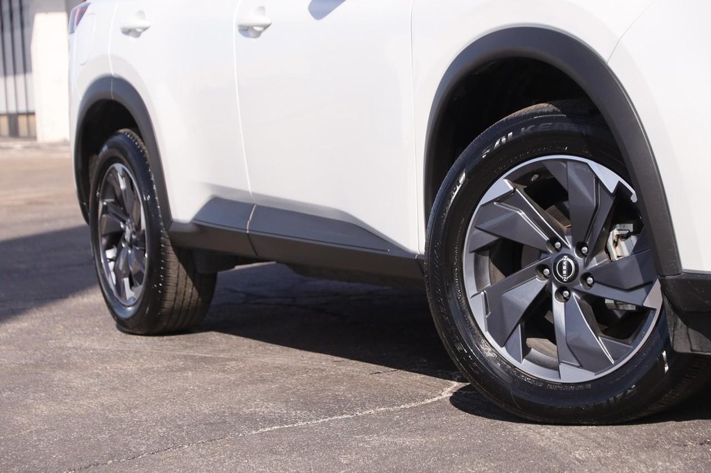 Nissan Rogue Vehicle Full-screen Gallery Image 3