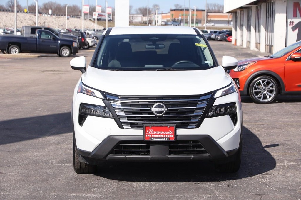 Nissan Rogue Vehicle Full-screen Gallery Image 4