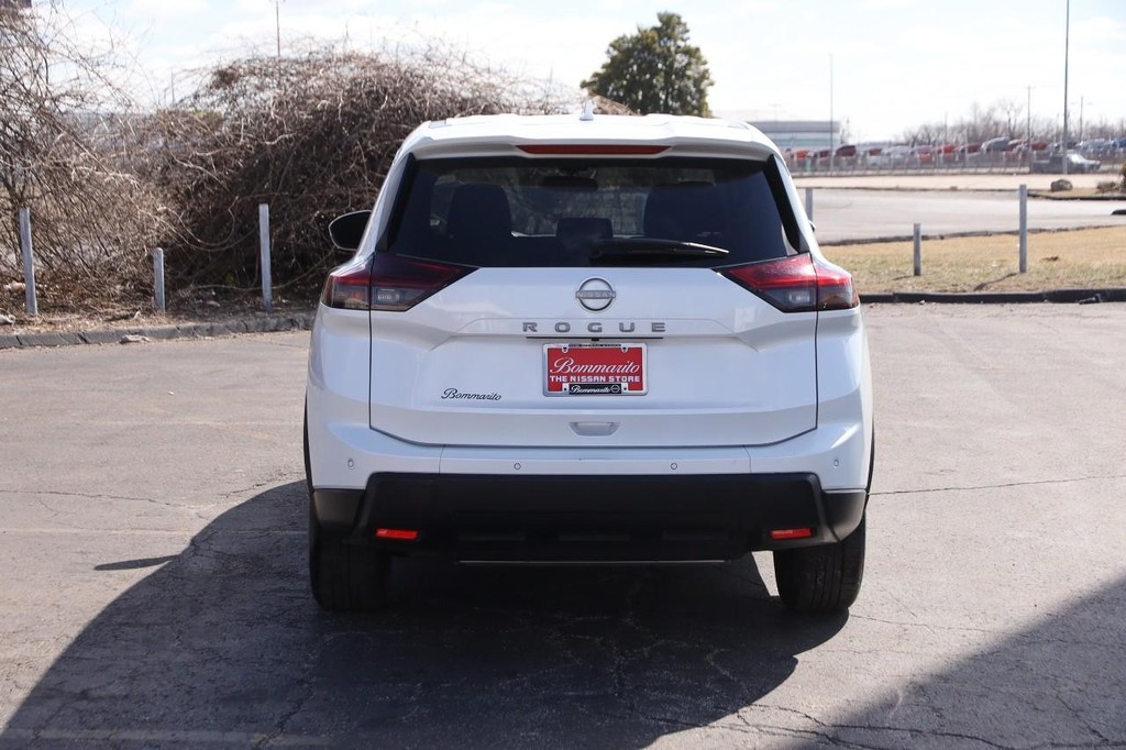 Nissan Rogue Vehicle Full-screen Gallery Image 6