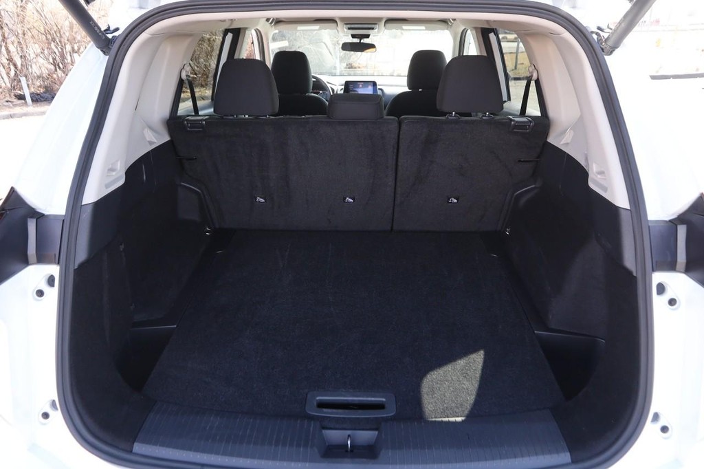 Nissan Rogue Vehicle Full-screen Gallery Image 7