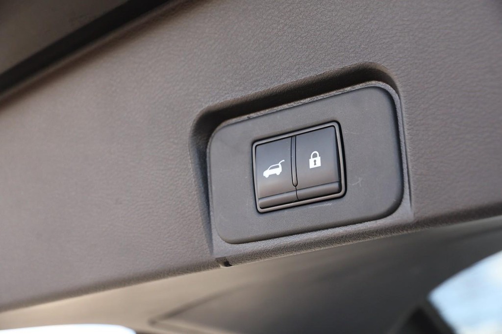 Nissan Rogue Vehicle Full-screen Gallery Image 8