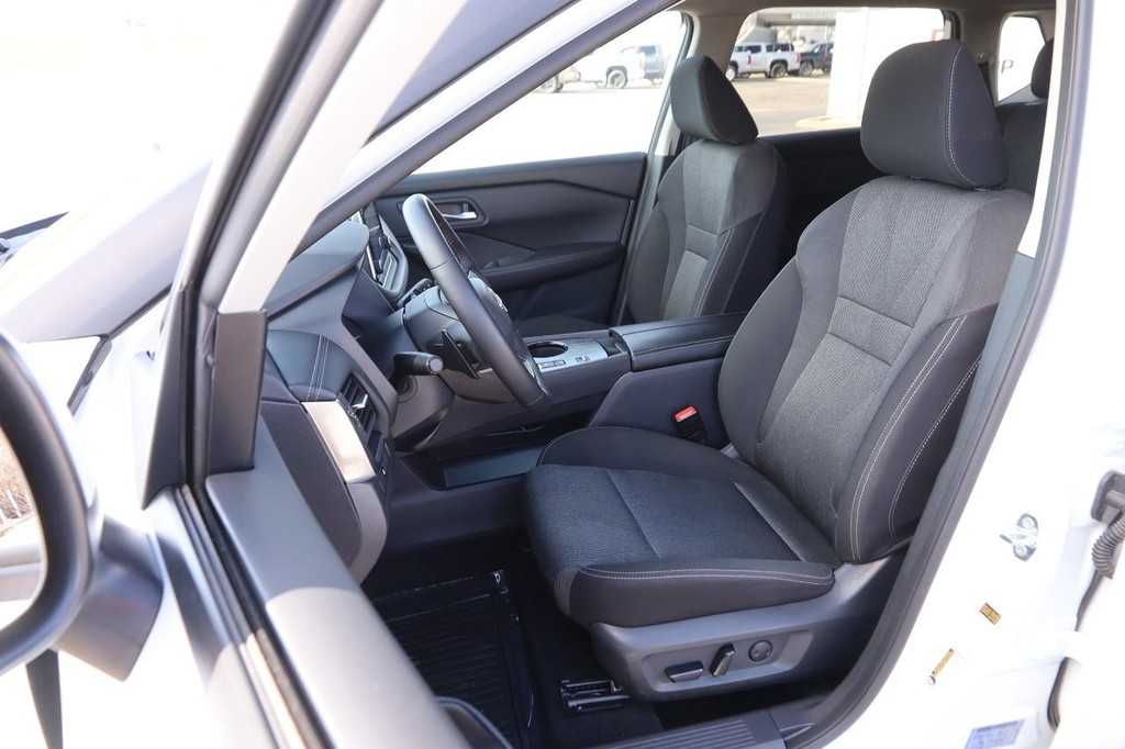 Nissan Rogue Vehicle Full-screen Gallery Image 9