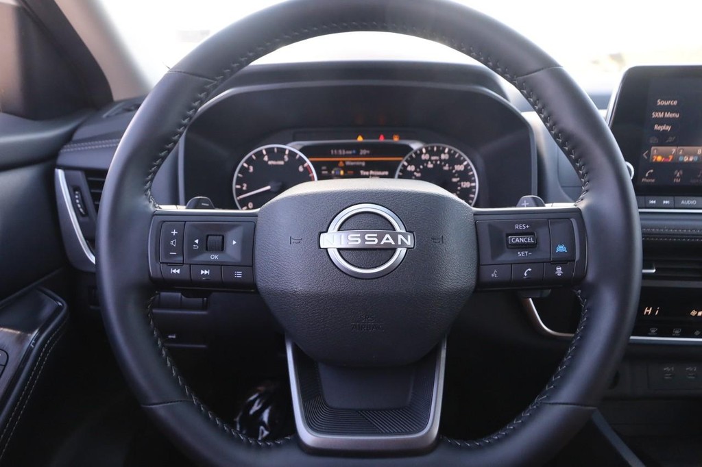 Nissan Rogue Vehicle Full-screen Gallery Image 11