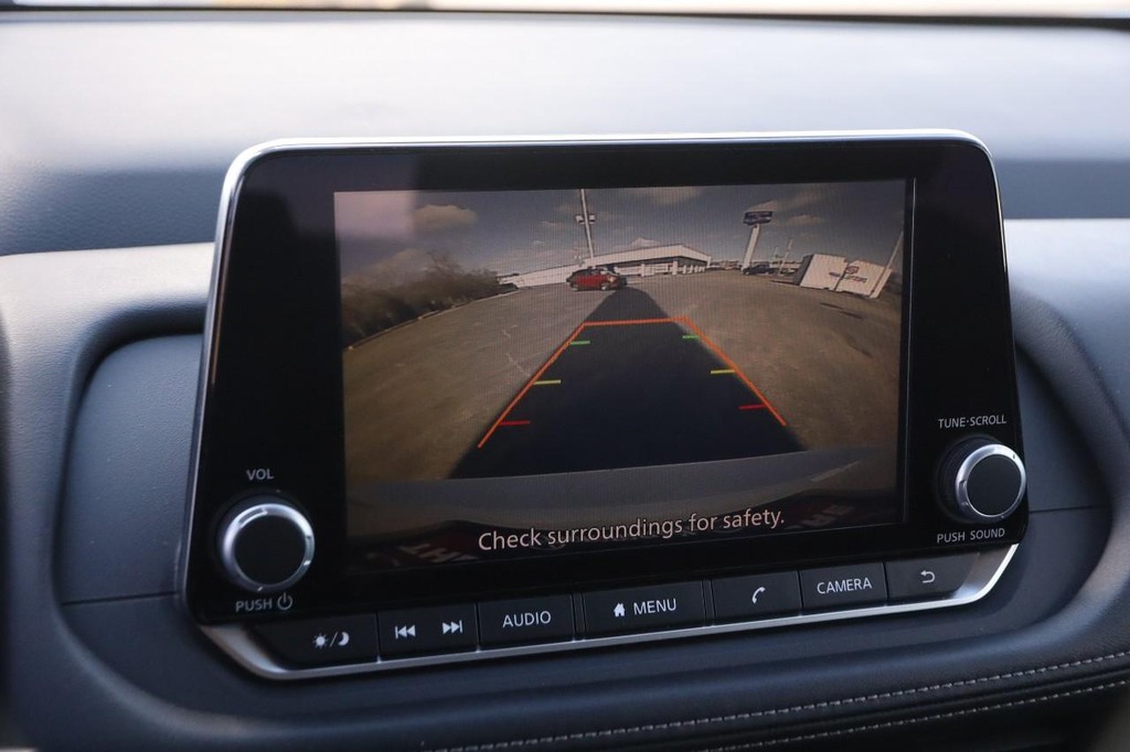 Nissan Rogue Vehicle Full-screen Gallery Image 17