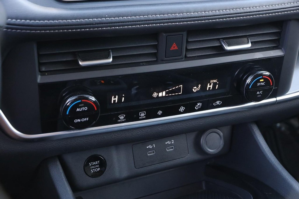 Nissan Rogue Vehicle Full-screen Gallery Image 18