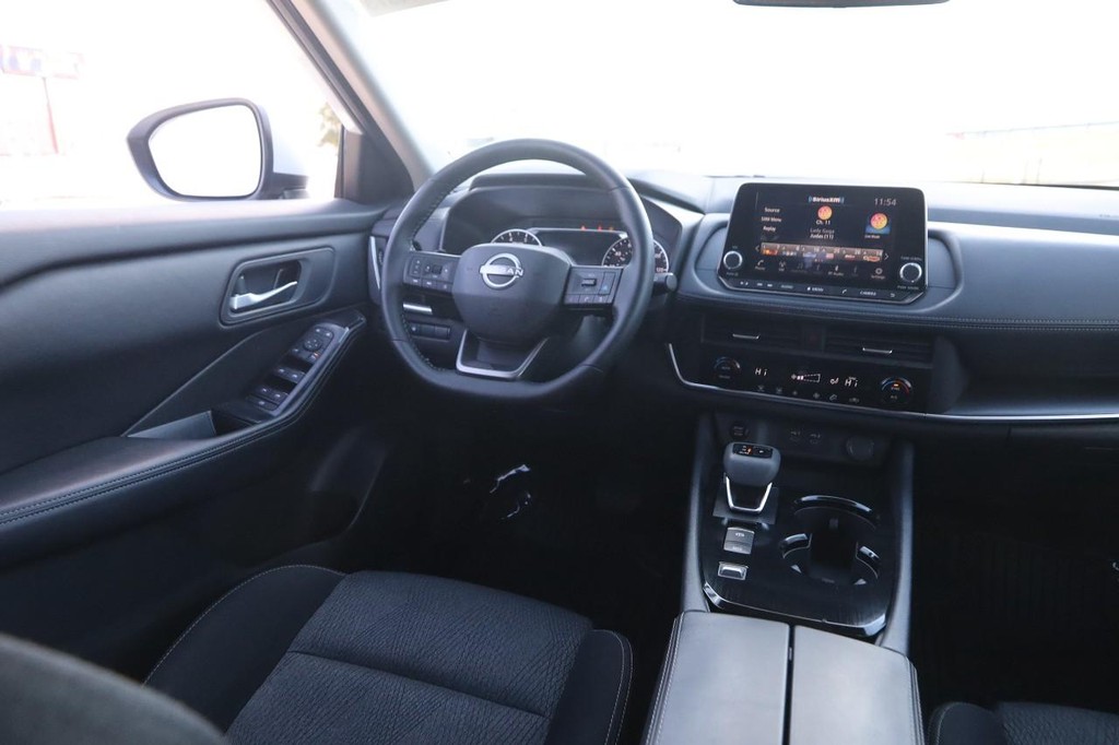 Nissan Rogue Vehicle Full-screen Gallery Image 22