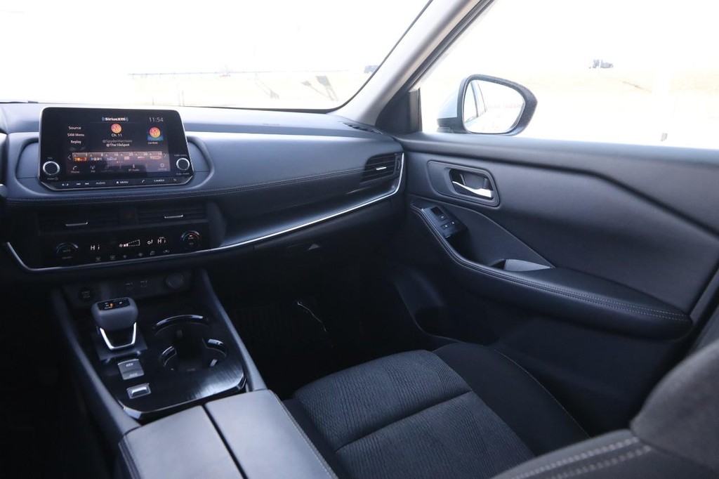 Nissan Rogue Vehicle Full-screen Gallery Image 25