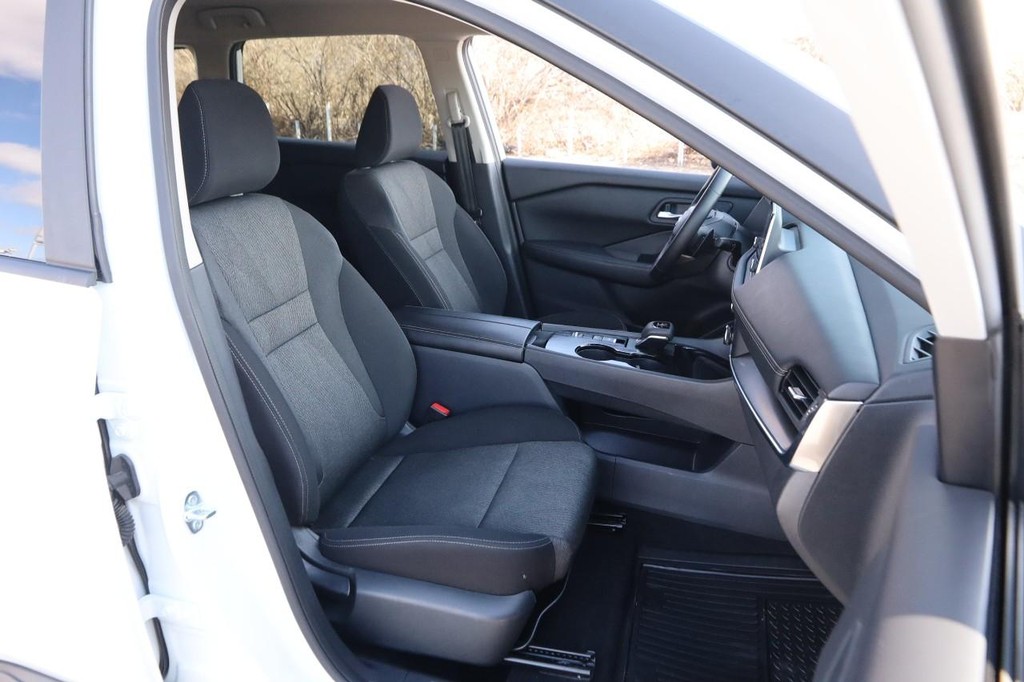 Nissan Rogue Vehicle Full-screen Gallery Image 26