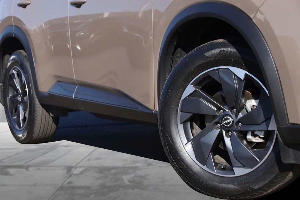 Nissan Rogue Vehicle Full-screen Gallery Image 3