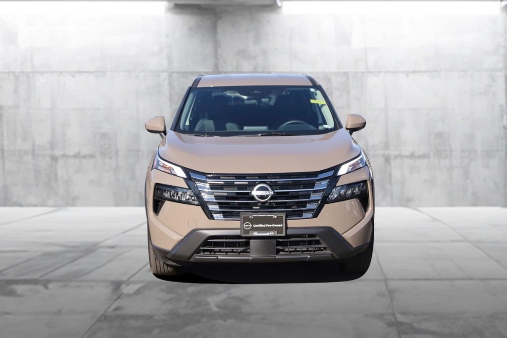 Nissan Rogue Vehicle Full-screen Gallery Image 4