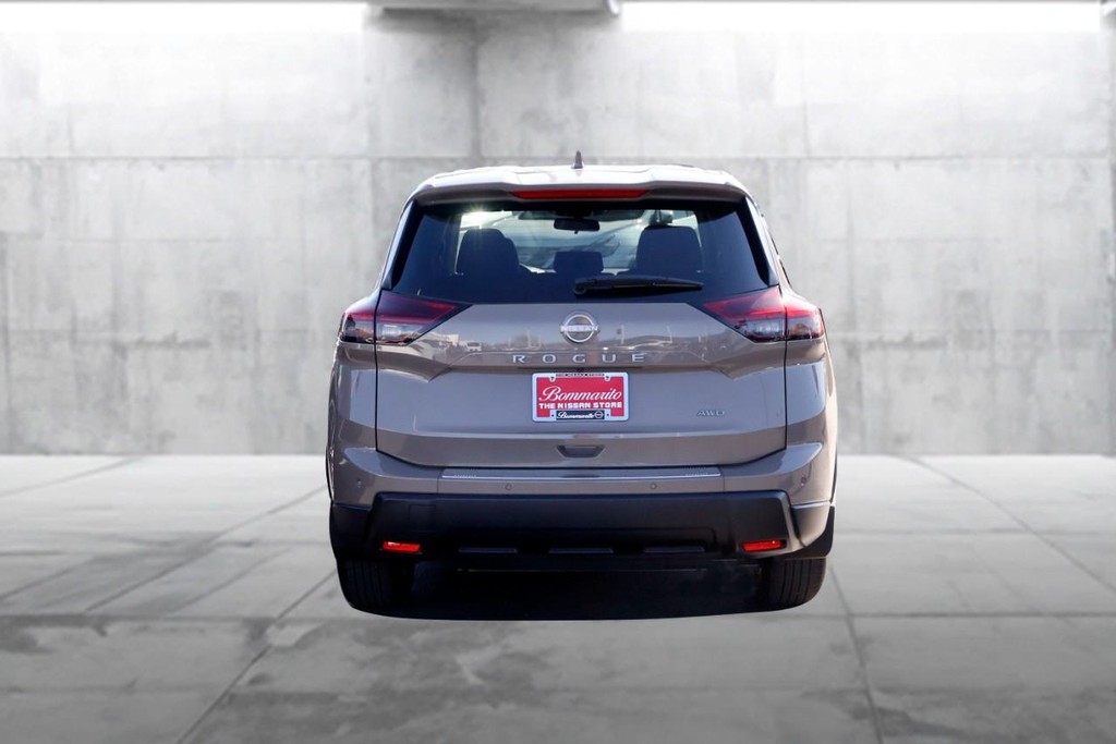 Nissan Rogue Vehicle Full-screen Gallery Image 6