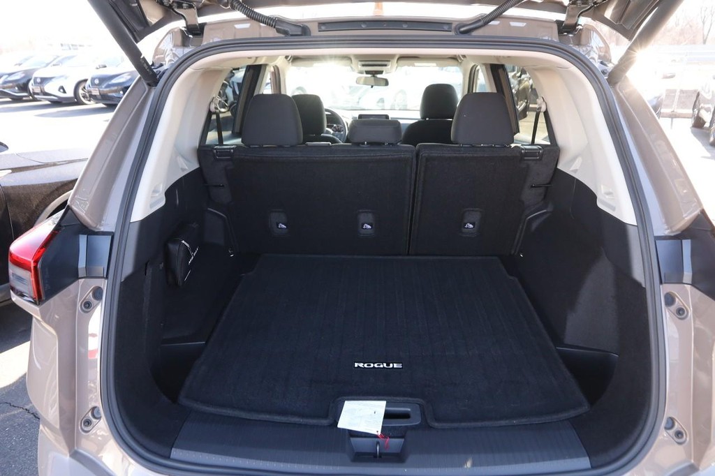 Nissan Rogue Vehicle Full-screen Gallery Image 7