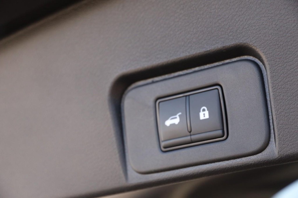 Nissan Rogue Vehicle Full-screen Gallery Image 8