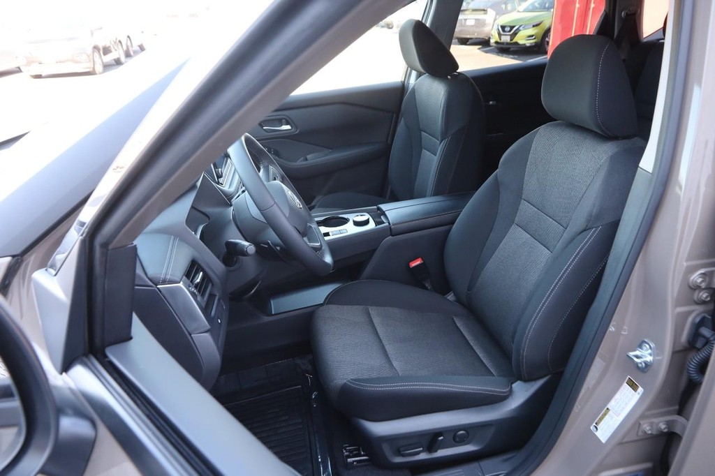 Nissan Rogue Vehicle Full-screen Gallery Image 9