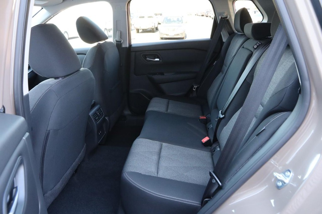 Nissan Rogue Vehicle Full-screen Gallery Image 10