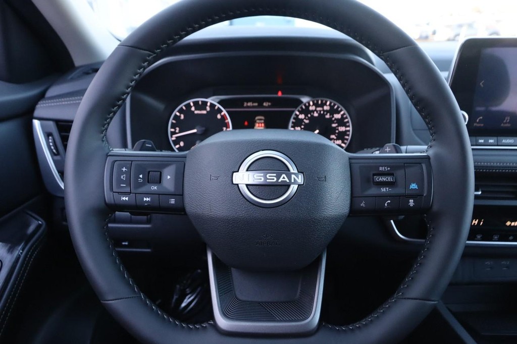 Nissan Rogue Vehicle Full-screen Gallery Image 11