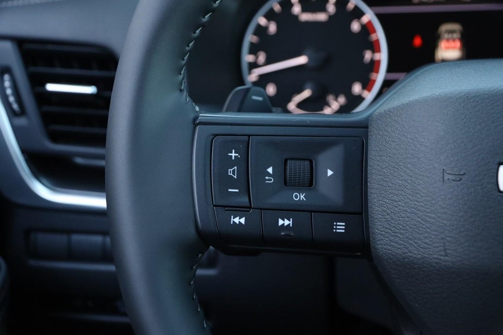 Nissan Rogue Vehicle Full-screen Gallery Image 12