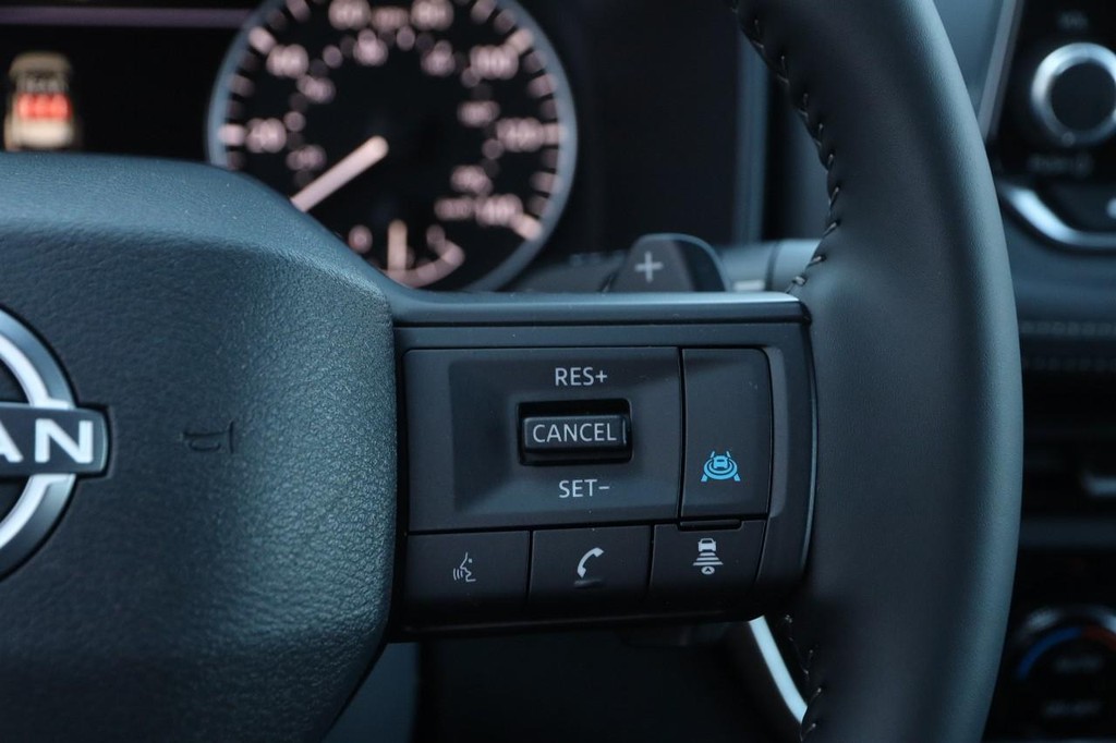 Nissan Rogue Vehicle Full-screen Gallery Image 13