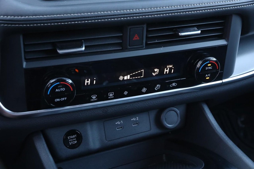 Nissan Rogue Vehicle Full-screen Gallery Image 18