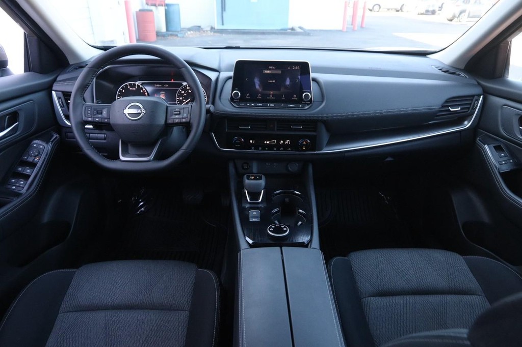 Nissan Rogue Vehicle Full-screen Gallery Image 21