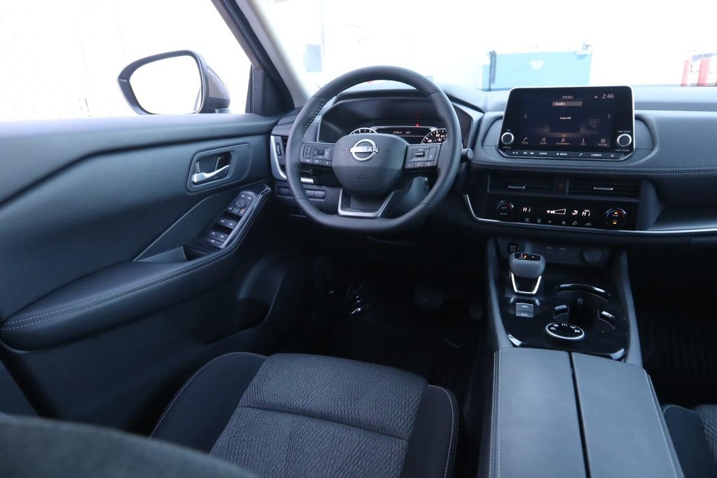 Nissan Rogue Vehicle Full-screen Gallery Image 22