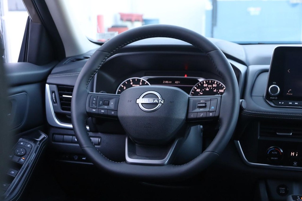 Nissan Rogue Vehicle Full-screen Gallery Image 23