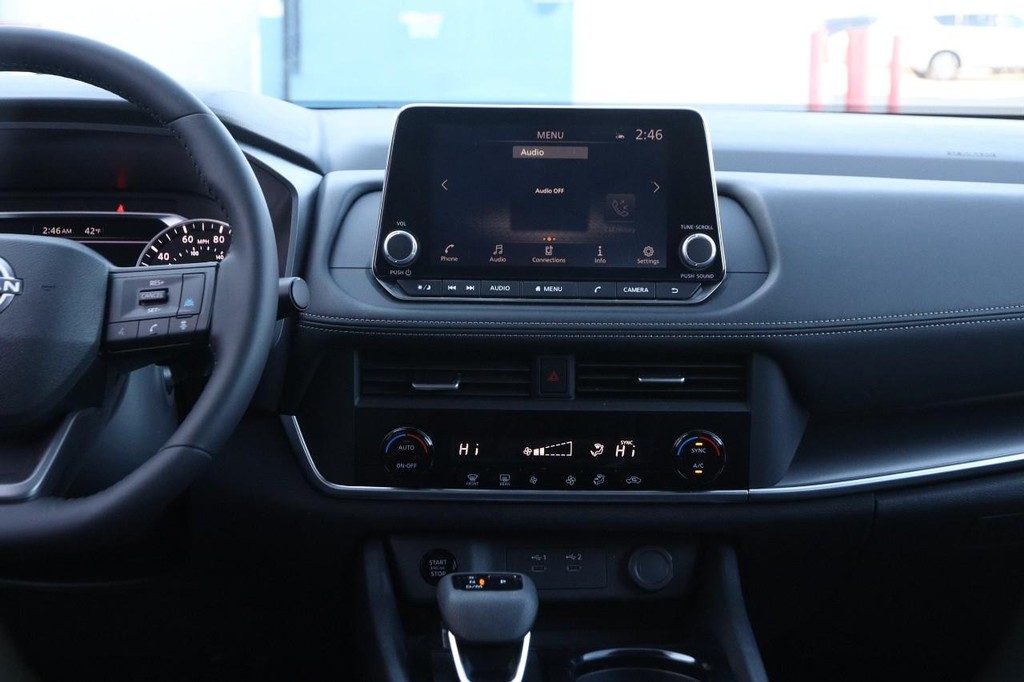 Nissan Rogue Vehicle Full-screen Gallery Image 24