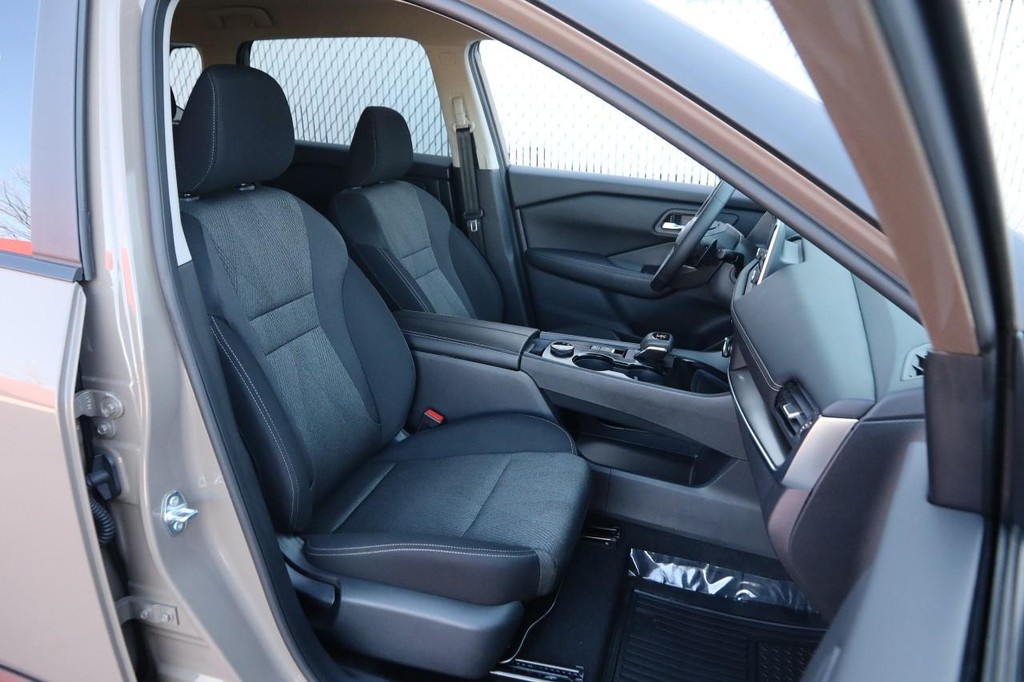 Nissan Rogue Vehicle Full-screen Gallery Image 26