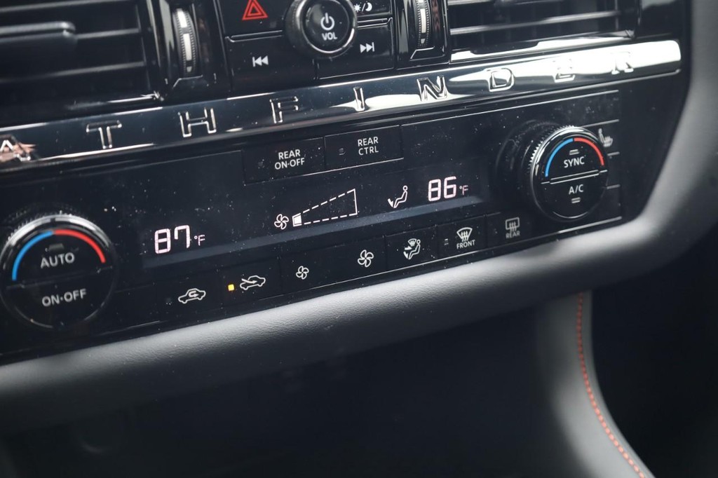 Nissan Pathfinder Vehicle Image 16