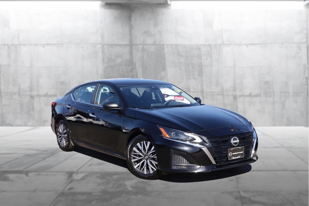 Nissan Altima Vehicle Image 02