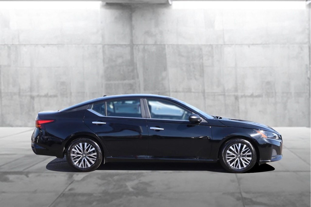 Nissan Altima Vehicle Image 05