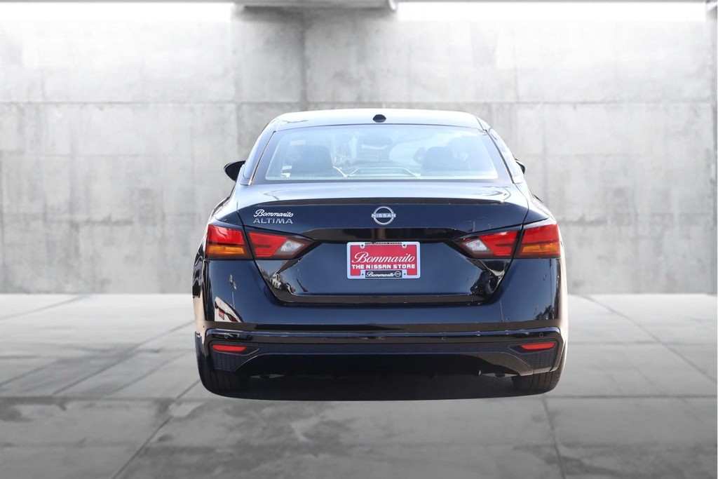 Nissan Altima Vehicle Image 06