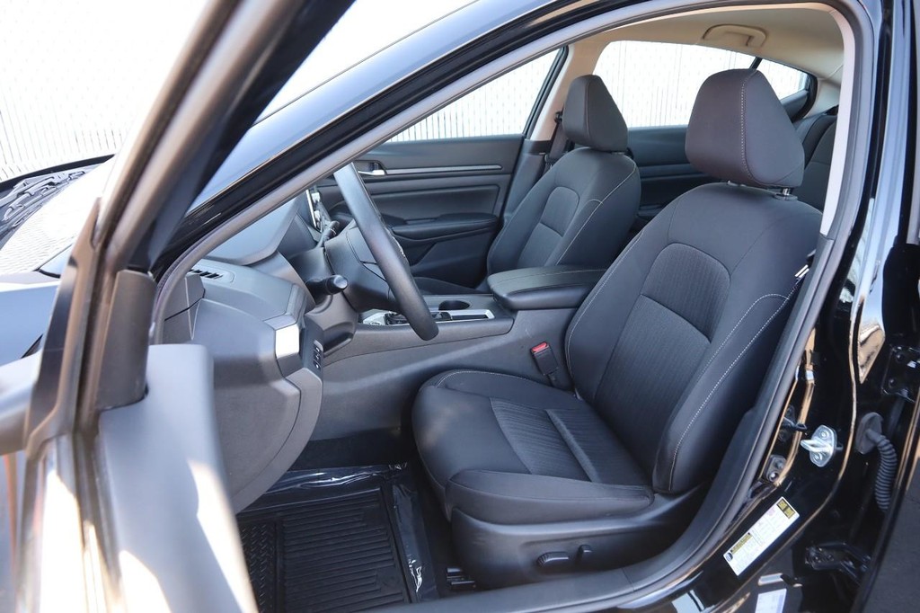 Nissan Altima Vehicle Image 08