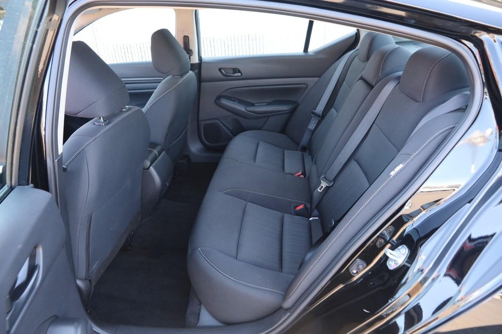 Nissan Altima Vehicle Image 09