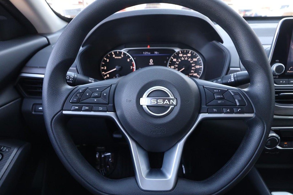 Nissan Altima Vehicle Image 10