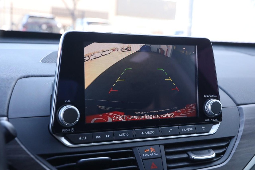 Nissan Altima Vehicle Image 16