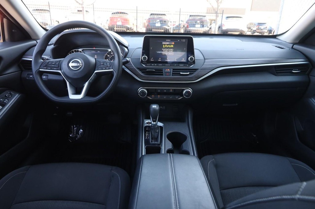 Nissan Altima Vehicle Image 19