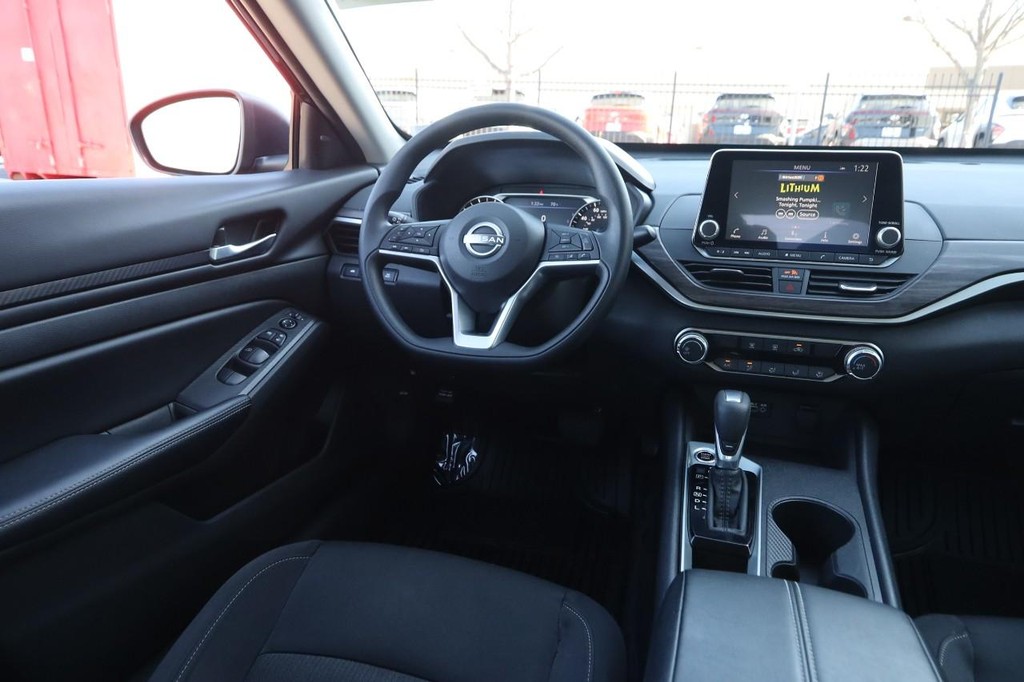 Nissan Altima Vehicle Image 20