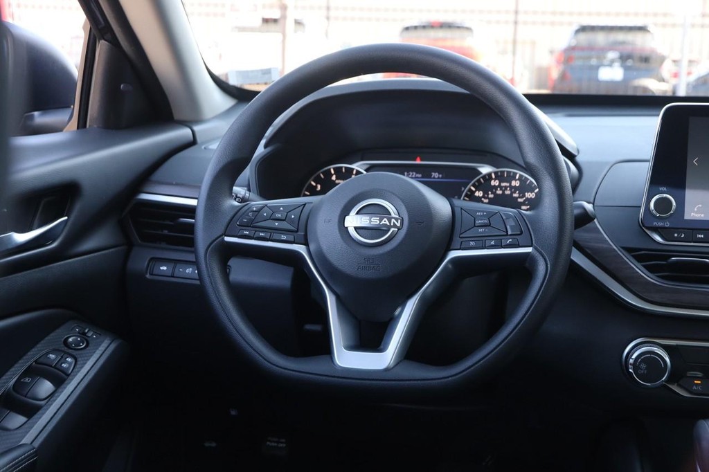 Nissan Altima Vehicle Image 21