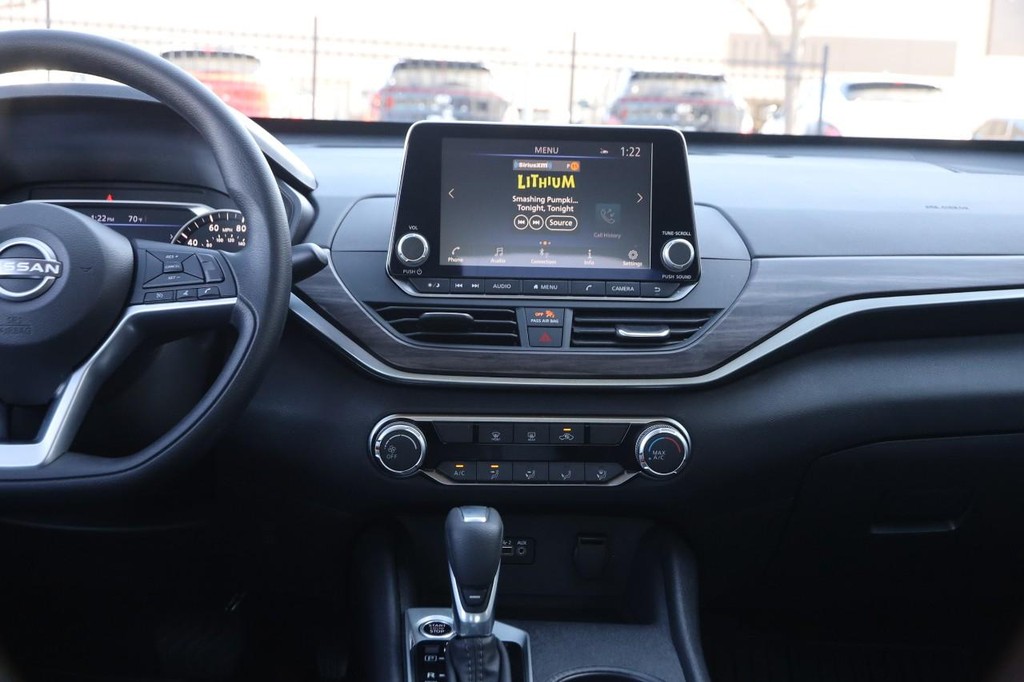 Nissan Altima Vehicle Image 22