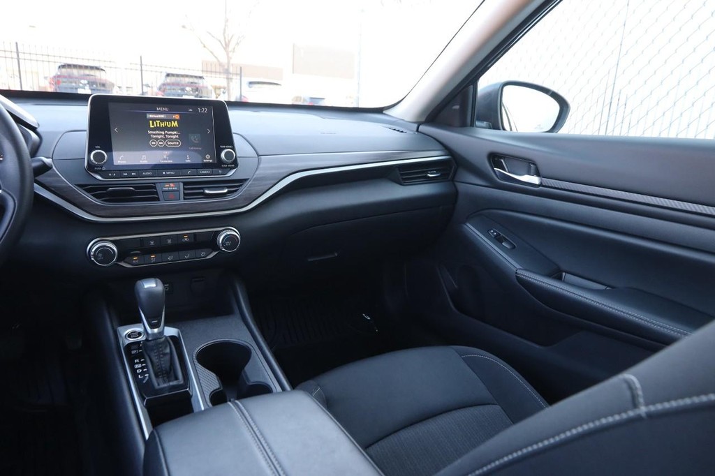 Nissan Altima Vehicle Image 23